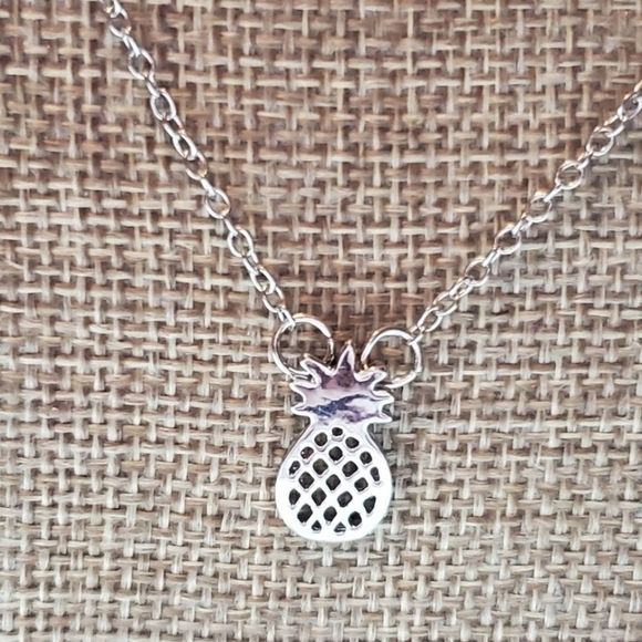 Beautiful Dainty Cutout Pineapple Link Necklace  NWT - Picture 5 of 5